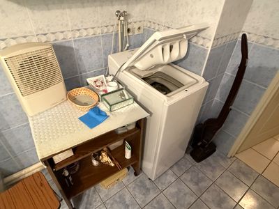 Le contenu de la salle d'eau dont lave linge