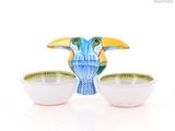 deux bols et une figurine d'oiseau posés sur une table