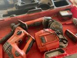 un assortiment d'outils est posé sur une boîte rouge
