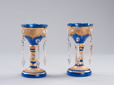 une paire de vases en verre bleu et or ornés de cristaux