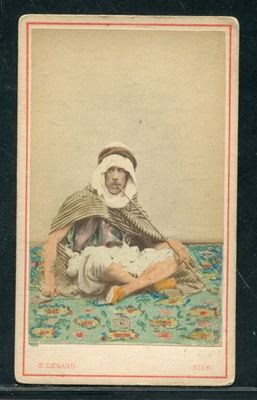 une vieille photo d'un homme avec un bandage sur la tête