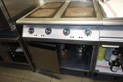 SUR DESIGNATION : Un piano de cuisson quatre feux vitrocéram…