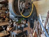 une machine qui se trouve à l'intérieur d'un bâtiment