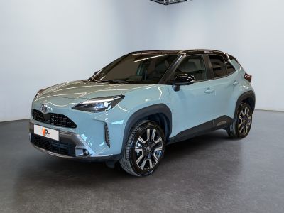 Le nouveau SUV Toyota C-HR est garé dans un showroom