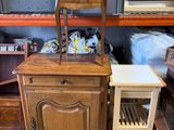 une armoire en bois sur laquelle est posée une chaise, dans une pièce