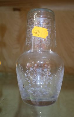 un vase en verre transparent sur lequel est collée une étiquette jaune