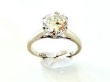 une image d'une bague en diamant sur une surface blanche