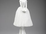 figurine en porcelaine blanche représentant une femme en robe et chapeau