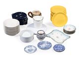 beaucoup d'assiettes, de tasses et de bols sur la table