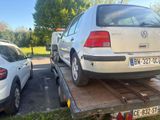 une voiture blanche à l'arrière d'une dépanneuse à plateau