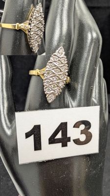 deux bagues posées sur un mannequin