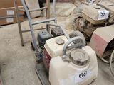 une petite machine posée au milieu d'une pile de cartons