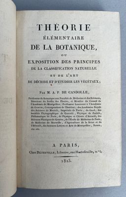 un livre ouvert posé sur une table à côté d'une tasse de café