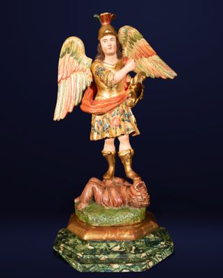 une statue représentant un ange tenant un oiseau sur un rocher