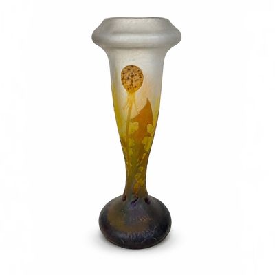 un vase en verre sur lequel est représentée une femme