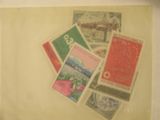 de nombreux timbres différents posés sur une feuille de papier posée sur une table