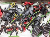 une boîte remplie de figurines représentant des hommes à cheval