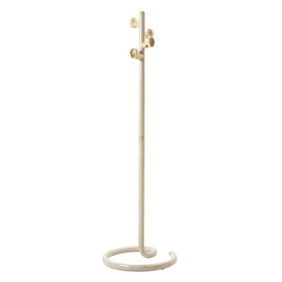 un porte-manteau blanc orné de trois boules dorées