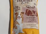 un sac de friandises avec un chien assis à côté