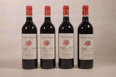 trois bouteilles de vin rouge sont alignées sur une surface blanche