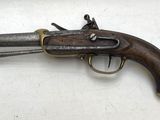gros plan d'un pistolet sur une table à fond blanc