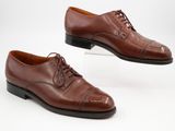 deux paires de chaussures en cuir marron à lacets
