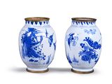 paire de vases bleus et blancs posés sur une surface blanche