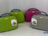 quatre bagages posés sur une surface blanche