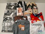 un tas de vêtements et de chaussures posés sur une table