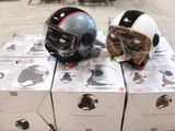 Des cartons contenant des casques sont empilés les uns sur les autres sur une palette
