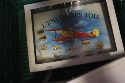 une photo d'une photo d'un avion accrochée au mur