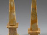paire d'obélisques en marbre sculpté sur socles