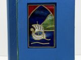 une image représentant un livre bleu sur lequel figure l'illustration d'un bateau