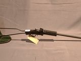 un pistolet posé sur une table à côté d'une paire de chaussures