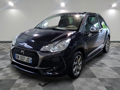 la photo d'une voiture noire garée dans un garage