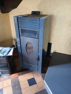 un petit poêle posé dans un coin de la pièce