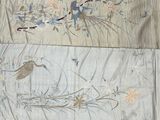 une photo d'un morceau de tissu orné d'oiseaux et de fleurs