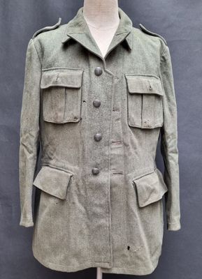 Vareuse suédoise, en drap vert, à quatre poches, boutons aux…
