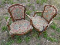 Paire de fauteuils en noyer mouluré et sculpté. (photo 3)