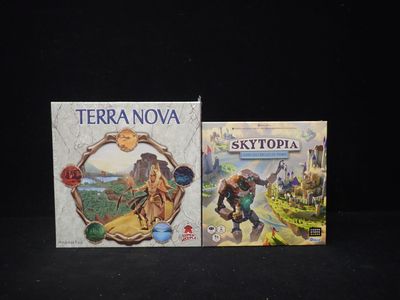 deux livres posés l'un à côté de l'autre sur une table