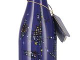 bouteille de vin bleu ornée d'un motif représentant un sapin de Noël