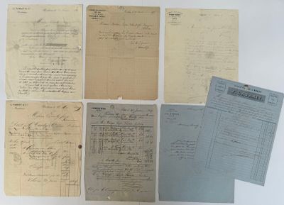 plusieurs vieux papiers sont empilés sur une table