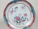 une assiette avec un motif floral sur un support