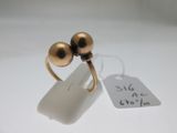 une bague en or surmontée de deux boules en or