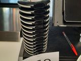une pile d'assiettes posée sur une table, avec une pancarte indiquant « 50 »