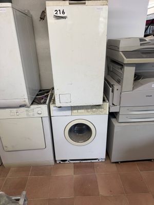 de nombreux appareils électroménagers empilés les uns sur les autres