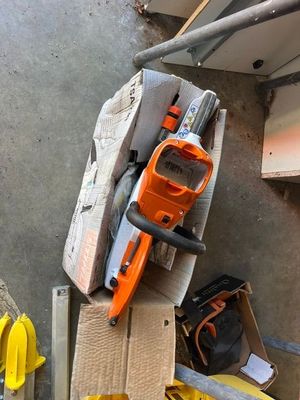 a chainsaw that is sitting on top of a pile of boxes