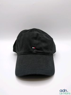 Le chapeau est noir et comporte une bande rouge.