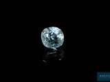 gros plan d'un diamant bleu sur une surface noire