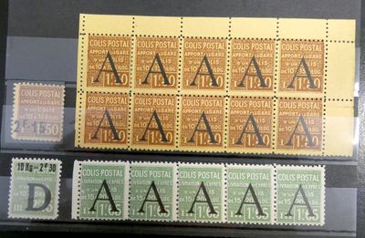 Plusieurs types de timbres sont exposés dans une vitrine.